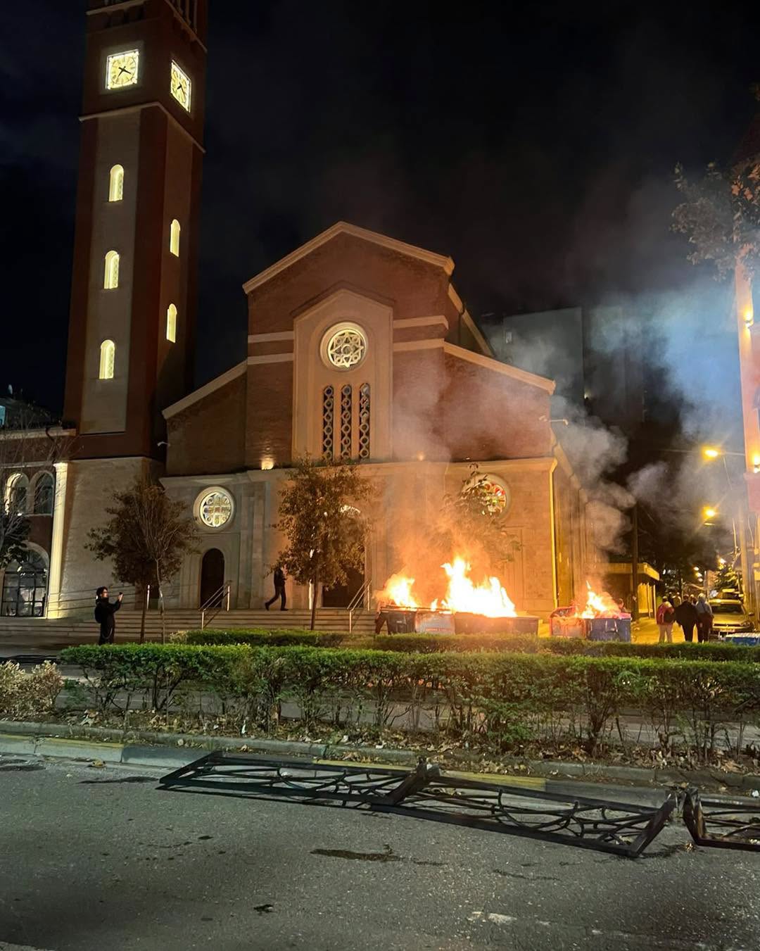 Tensione në Tiranë  protestuesit i vënë flakën edhe një kishe