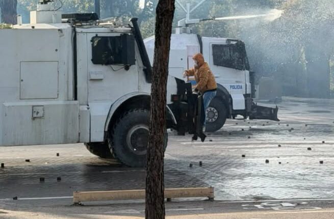 Tensione në protestë, i riu kapet pas autobotit të policisë dhe nuk dorëzohet