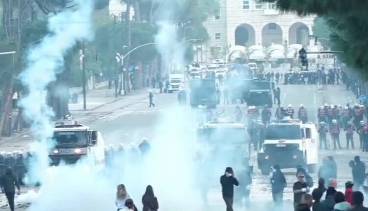 Tirana kthehet në arenë ”lufte”, protestuesit nuk tërhiqen