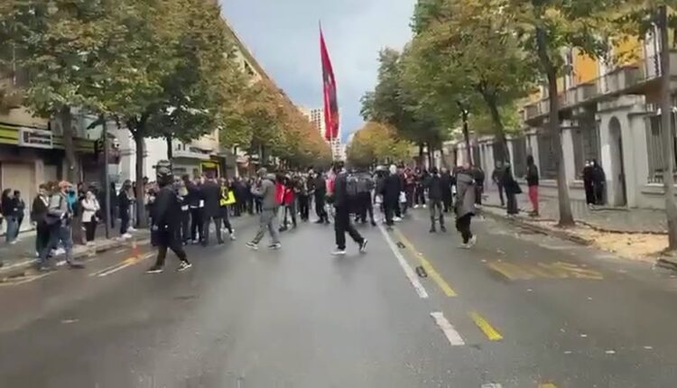 Nis protesta  para Ministrisë së Arsimit në Tiranë, situata e qetë dhe pa përplasje (VIDEO)