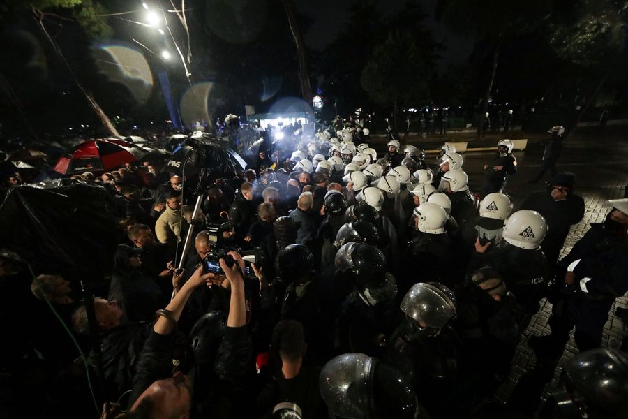 Protestat në Shqipëri   11 persona në burg  40 të tjerë lirohen nga paraburgimi  zbardhen masat e sigurisë dhe akuzat