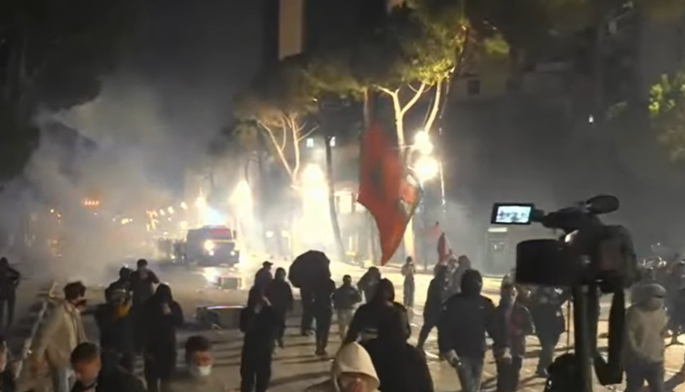 Tensionet në protestë, sulmohen me gurë makinat e mediave