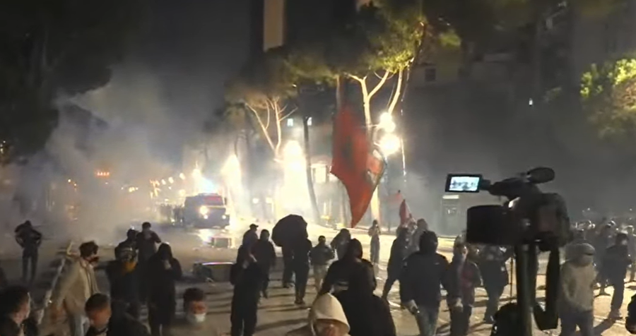 Tensionet në protestë  sulmohen me gurë makinat e mediave