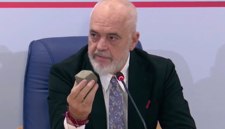 Rama: Ky gur ndan anët e historisë dhe tregon ku mbaron e drejta e protestës, kthehet në armë