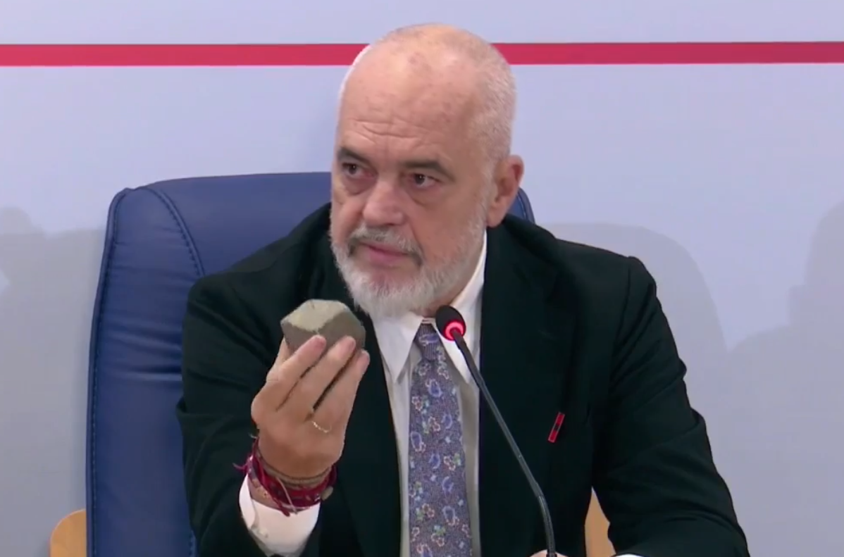 Rama  Ky gur ndan anët e historisë dhe tregon ku mbaron e drejta e protestës  kthehet në armë