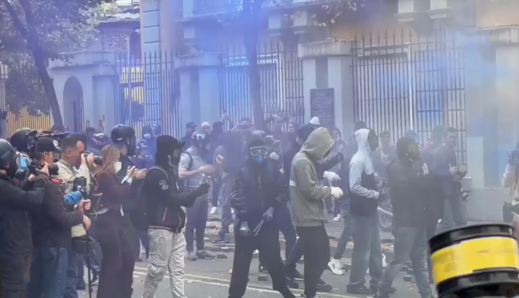 Tensione te Ministria e Arsimit në Tiranë. Protestuesit qëllojnë me gurë e llastiqe, policia përgjigjet me ujë (VIDEO)