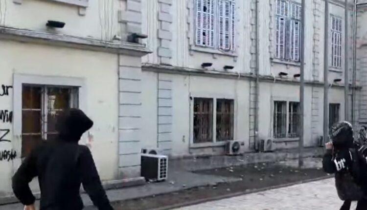 Situatë e tensionuar në Shkodër, studentët qëllojnë me gurë dhe thyejnë xhamat e Bashkisë