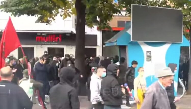 Tensione dhe përplasje te selia e PS, policia hedh gaz lotsjellës ndaj protestuesve