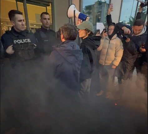 Hidhet gaz para Ministrisë së Drejtësisë, policia në gjendje gadishmërie