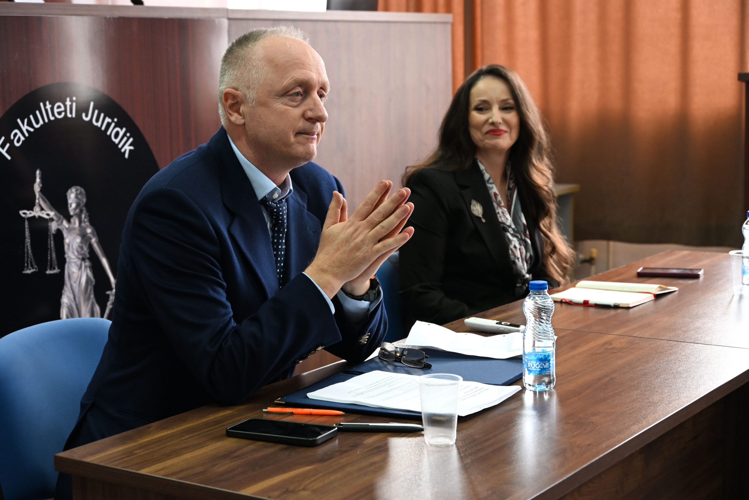Gazetari Lutfi Dervishi ligjëroi në Universitetin e Tetovës mbi mendimin kritik dhe verifikimin e informacionit në epokën digjitale