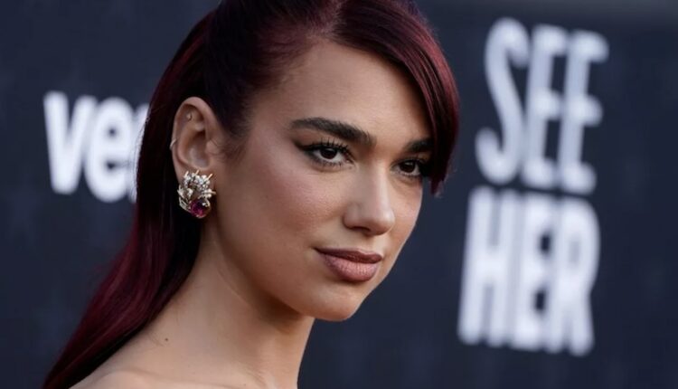 Me pupla dhe një të çarë provokuese, Dua Lipa shkëlqen në sfilatën e Chanel-it (FOTO)