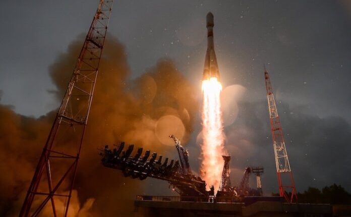 Lufta e terrenit rrezikon të transferohet në “Star Wars”: Sateliti ushtarak rus i afrohet njërit që përdoret nga Ukraina