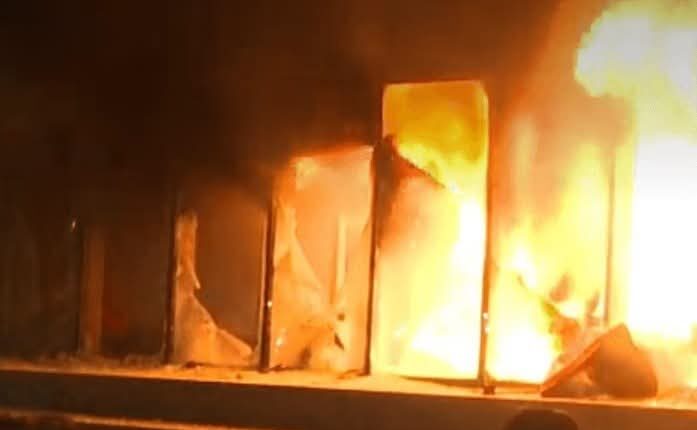 Protestuesit i vënë flakën edhe Ministrisë së Drejtësisë në Tiranë
