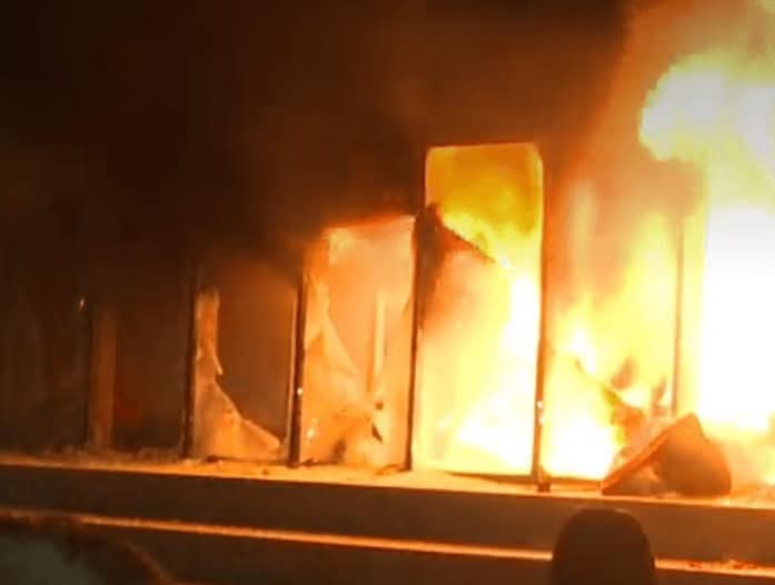Protestuesit i vënë flakën edhe Ministrisë së Drejtësisë në Tiranë