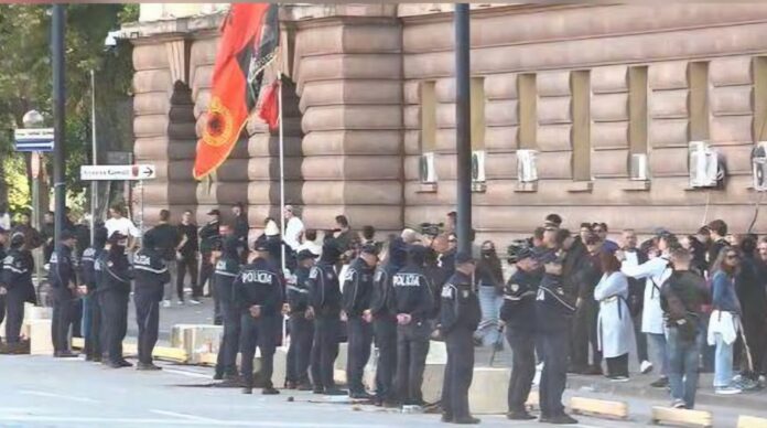 Përmbysën vazot dhe stolat prej betoni para Kryeministrisë  policia ndërhyn për largimin e studentëve