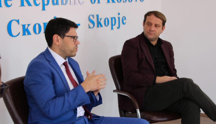 Ministri Agon Ferati merr pjesë në takimin e Ambasadës së Kosovës me intelektualët shqiptar