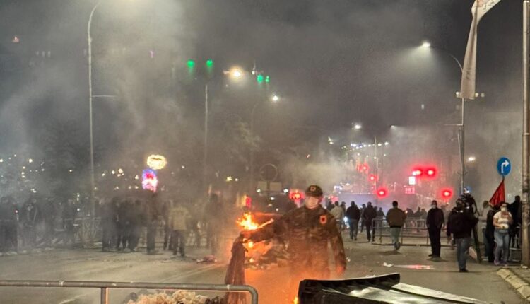Flakë e tym para Kuvendit, protestuesit mblidhen nga të gjitha anët (VIDEO)