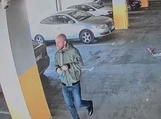 E njihni personin në foto  Lajmëroni policinë  po kërkohet për vjedhje