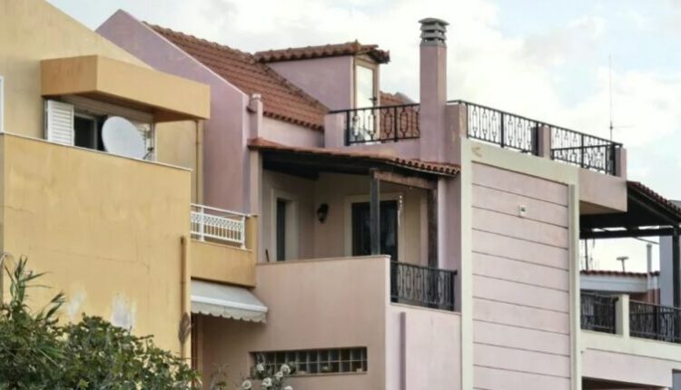 Tmerr në Greqi/ 32-vjeçari hyn në banesën e ish-gruas dhe partnerit të saj të ri. I sulmon të dy me thikë, në gjendje kritike në spital