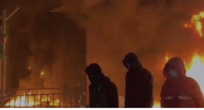 Protestuesit rrethojnë Komisariatin Nr  2 në Tiranë  raportohet se i kanë vënë flakën godinës
