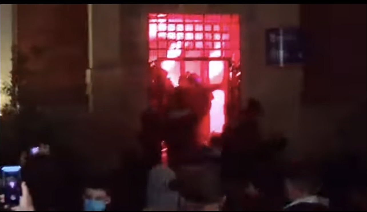 Protestuesit thyejnë derën e Bashkisë së Tiranës  policia nis arrestimet