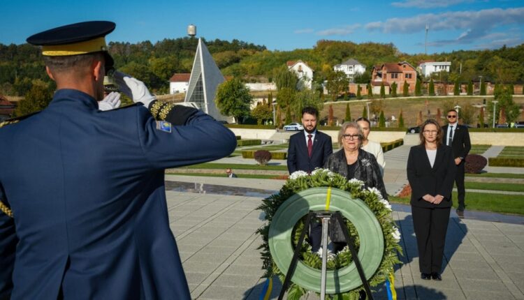 Presidentja bën homazhe në Prekaz, te varri i Rugovës e Demaçit: Kosova është ndërtuar mbi sakrificë e vizion