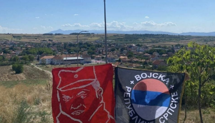 Flamuj me Mlladiqin dhe simbole të RS-së, disa serbë tentuan ta provokojnë protestën për UÇK-në në Prishtinë