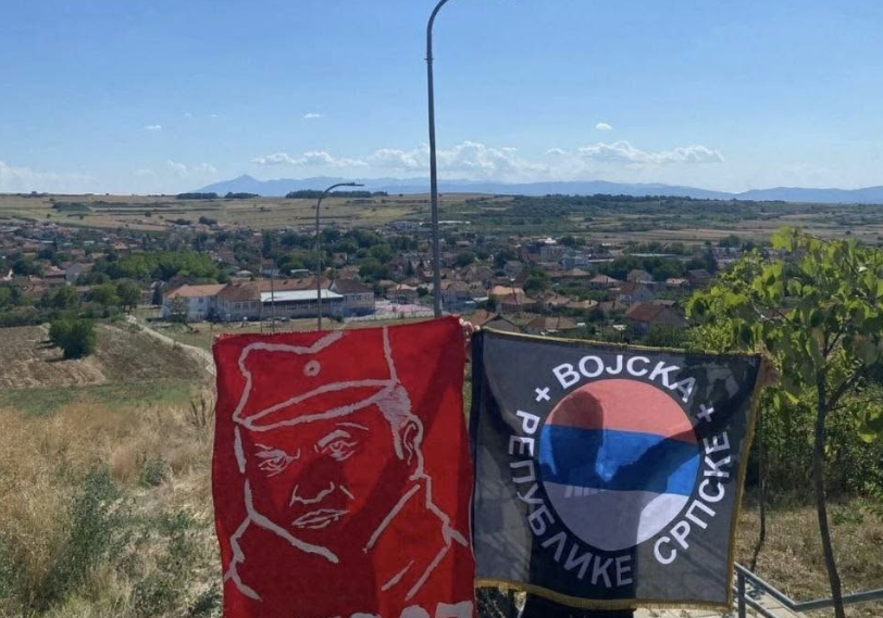 flamuj-me-mlladiqin-dhe-simbole-te-rs-se-disa-serbe-tentuan-ta-provokojne-protesten-per-uck-ne-ne-prishtine
