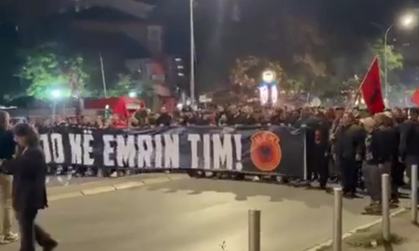 Protestuesit te Kuvendi  i lexojnë emrat e 110 deputetëve  kërkojnë votimin e ligjit pa vonesë