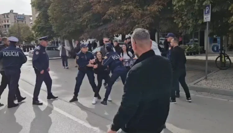 Pas disa orësh tensione dhe përplasjesh, mbyllet protesta në Korçë