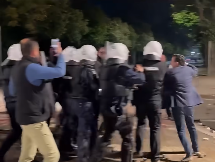 Deputeti Shehaj i del përpara drejtorit të Policisë  ndërhyjnë policët e tjerë s e lënë t i afrohet