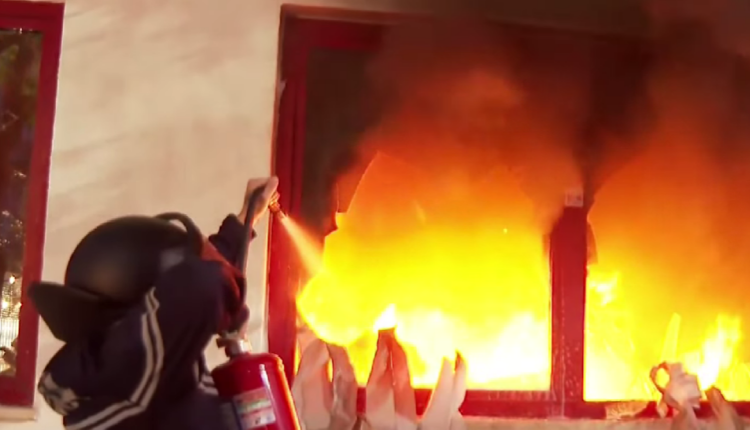 Hidhen molotov, komisariati nr.3 në flakë