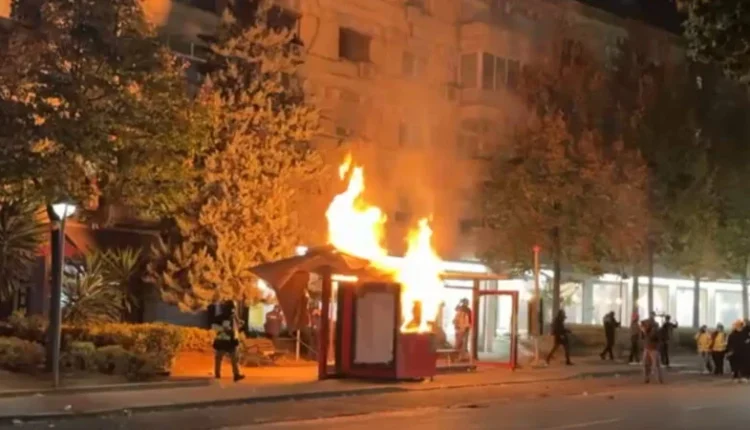 Digjet kioska pranë qendrës së Tiranës, protestuesit i vënë flakën dhe largohen
