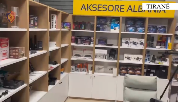 Dronë, llastiqe dhe pajisje elektronike, arrestohet 23-vjeçari që ua shiste protestuesve! Në magazinë mbi 450 artikuj