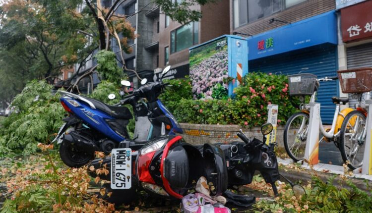 Tajfuni lë pas 1 të vdekur e mbi 500 të plagosur në Tajvan! 56 mijë familje pa drita, stuhia i drejtohet Kinës e Japonisë