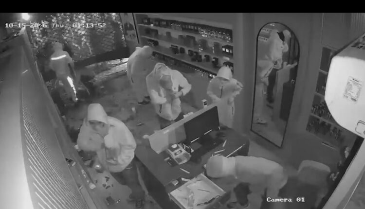 Video/ Kryeministria ndan pamjet, momenti kur protestuesit thyejnë hyrjen e biznesit dhe nisin plaçkitjen