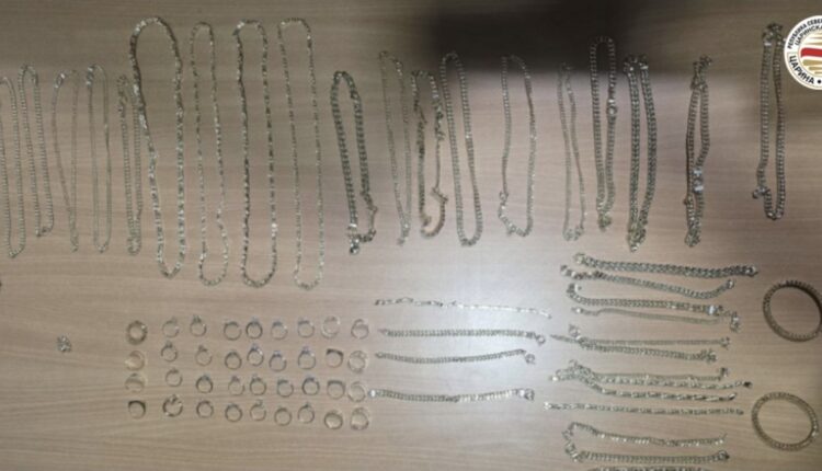 Drejtoria e Doganave: Pronari i një argjendarie tentoi të kontrabandojë stoli ari me vlerë prej 4 milionë denarë përmes pikës kufitare të Bogorodicës