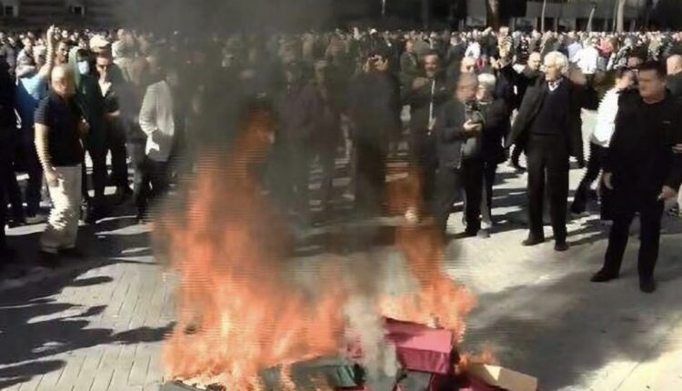 Tensione në protestën para Kryeministrisë: Mbështetës të PD djegin ulëset e Ramës