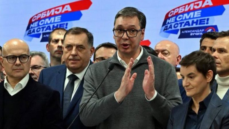 Vuçiç në panik nga humbja   ua ndalon hyrjen në seli disa mediave 
