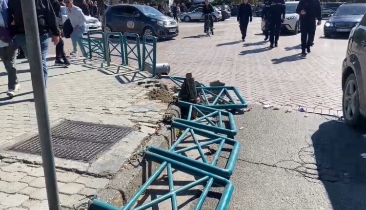 Përfundon pas 7 orësh protesta në Elbasan, mes tensioneve, djegies së koshave dhe dëmtimit të sinjalistikës