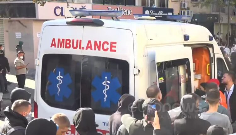 Të lënduar nga plumbat e gomës gjatë protestës, ambulanca u jep ndihmën e parë të rinjve (VIDEO)