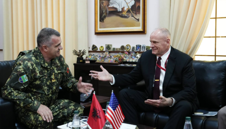 Shefi i Shtabit të Përgjithshëm të Forcave të Armatosura pret në takim ambasadorin amerikan Eric Wendt