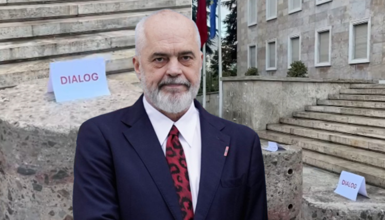 Rama përsërit ftesën për dialog me protestuesit, këtë herë i vendos ftesat mbi stola guri
