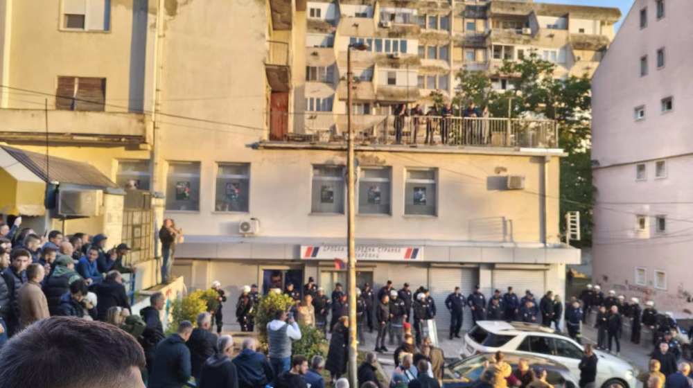 Zgjedhjet në Serbi  Gjendet një fuoristradë e mbushur me shkopinj bejsbolli para zyrave të SNS së  përplasje mes qytetarëve