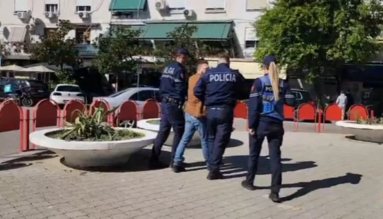 Protesta në Elbasan/ Dita e tretë me më pak pjesëmarrës, dëmtohen kosha mbeturinash, shoqërohet një person
