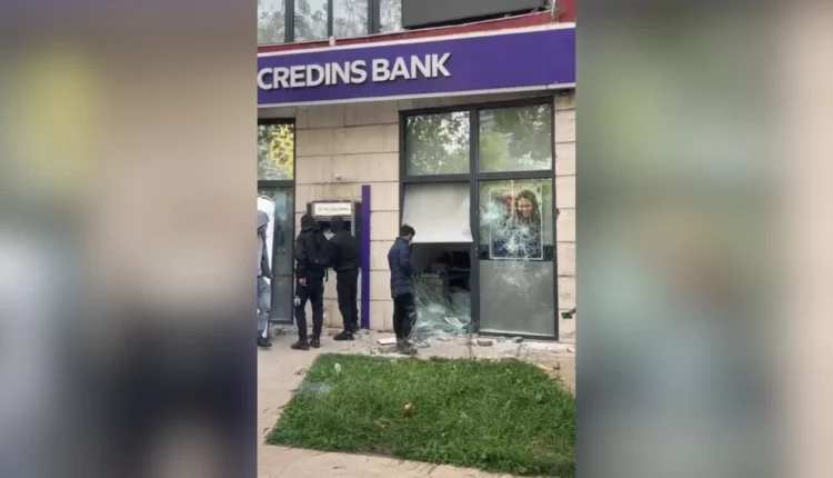 Sulmohet një bankë e nivelit të dytë në qendër të Tiranës, kishte punonjës brenda, protestuesit i vendosin flakën letrave