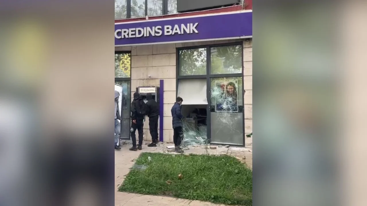 Sulmohet një bankë e nivelit të dytë në qendër të Tiranës  kishte punonjës brenda  protestuesit i vendosin flakën letrave