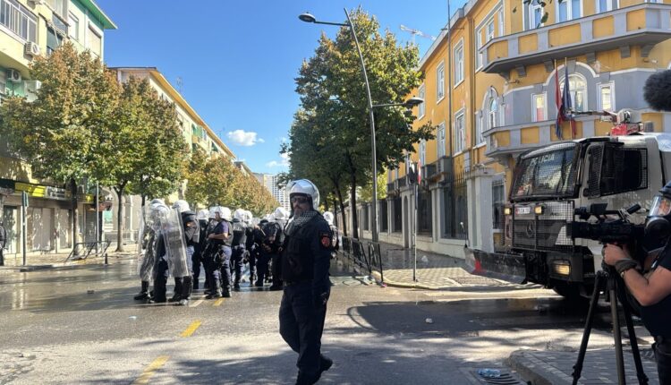 Nis tensioni te Ministria e Arsimit, policia shpërndan protestuesit me gaz lotsjellës dhe ujë me presion pasi goditën me gurë