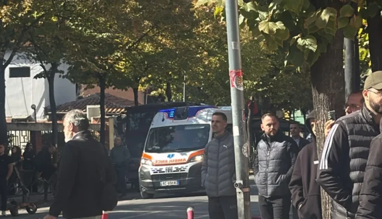 Tensionet te Ministria e Arsimit/ Lëndohet një polic, mbërrin ambulanca