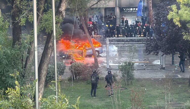 Skenë lufte para Kryeministrisë, shpërthim brenda makinës që digjet dhe “mitraloz” fishekzjarrësh drejt policisë